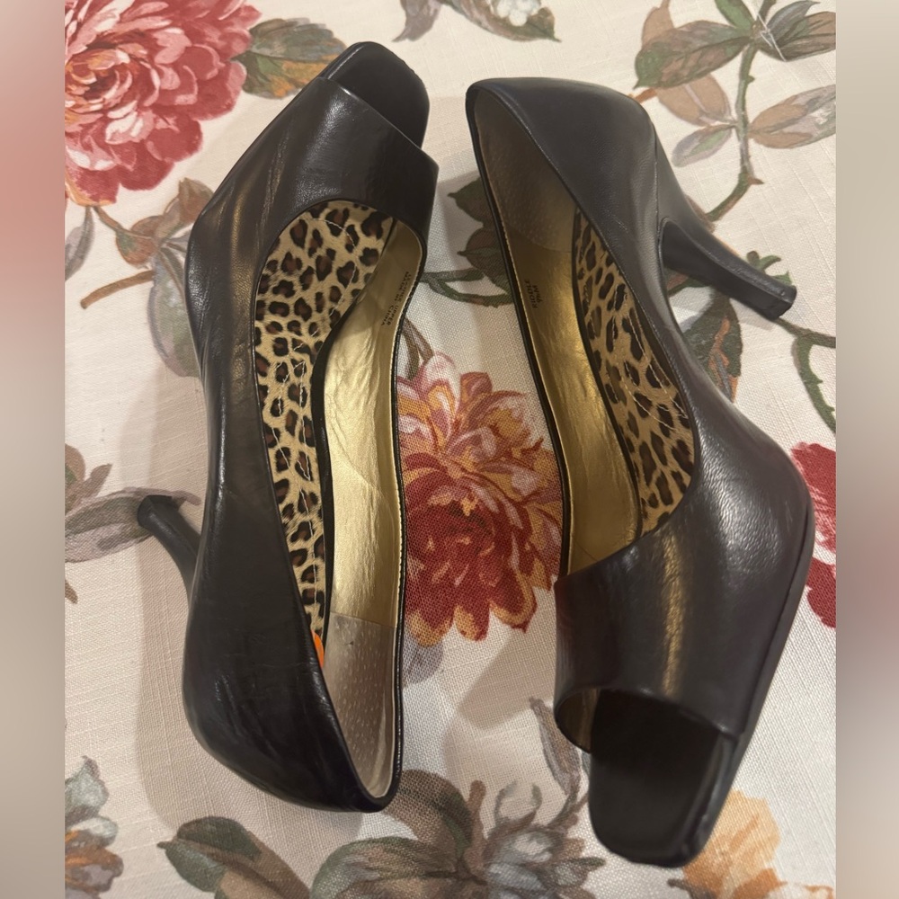 Tahari open-toe heels, black leather,leopard insole, size:9.5 minor wear on toes
